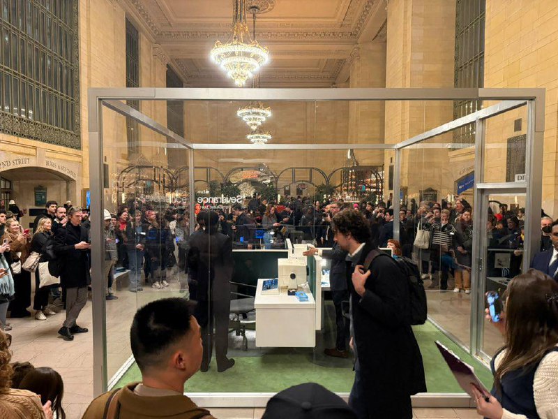 Severance 演员们在纽约市的中央车站参加快闪活动