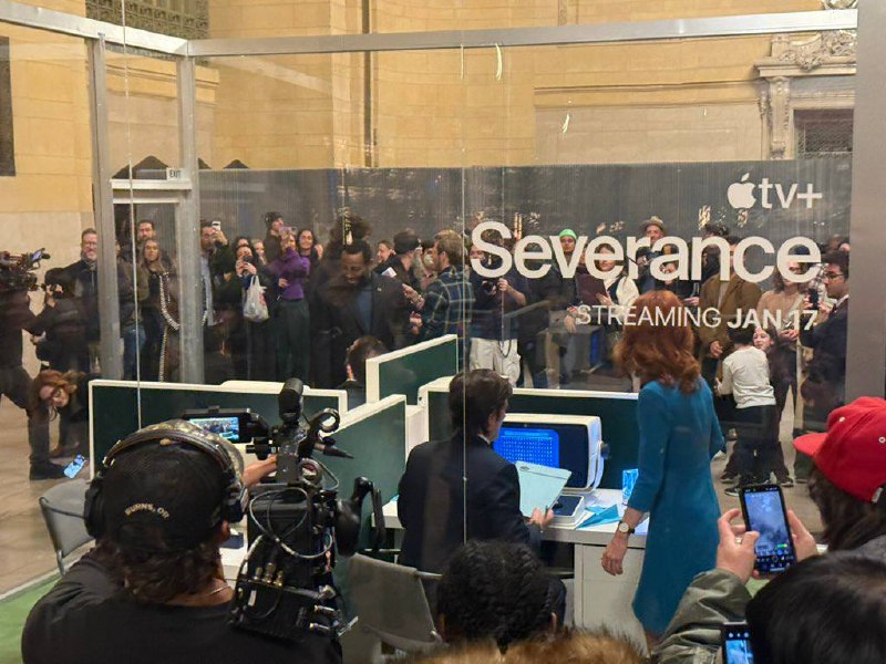 Severance 演员们在纽约市的中央车站参加快闪活动