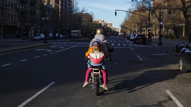 越来越多的美国家长用电动自行车接送孩子越来越多的美国家长用电动自行车接送孩子，以速度和便利取代第二辆车