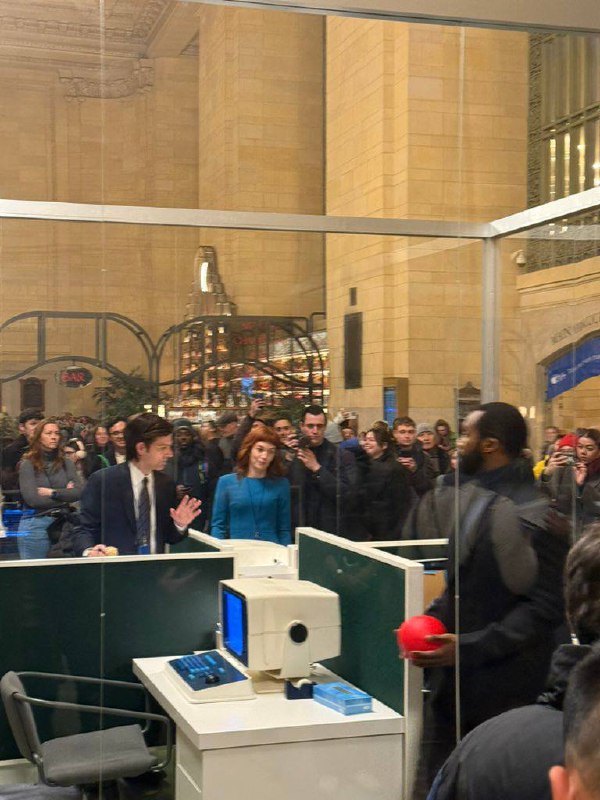 Severance 演员们在纽约市的中央车站参加快闪活动